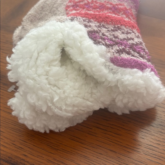 Muk Luks Cozy Aloe-Infused Socks - Picture 3 of 6